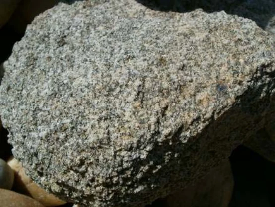 A cikk saját ábrája: Analog sites in field work of petrology: rock assembly delivered to a plain by floods on Earth and Mars